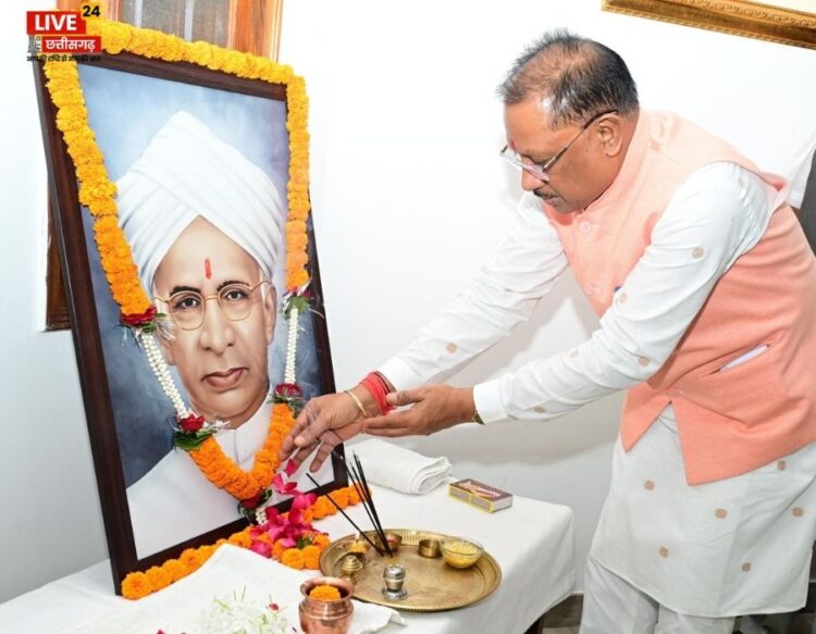 VishnuDeo Sai offering flowers to Dr Radha Krishna Servapalii