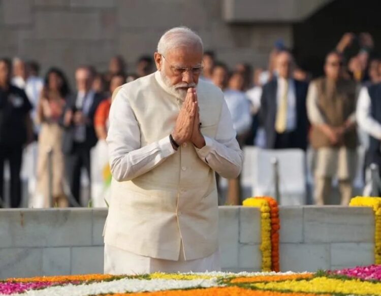 PM modi giving tribute