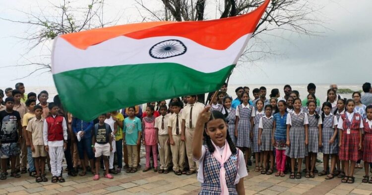 पहले जहां ग्रामीण नक्सलियों के डर से राष्ट्रीय पर्वों पर तिरंगा नहीं फहरा पाते थे, वहीं अब वे नक्सलियों को दरकिनार कर बेखौफ होकर राष्ट्रीय ध्वज फहरा रहे हैं
